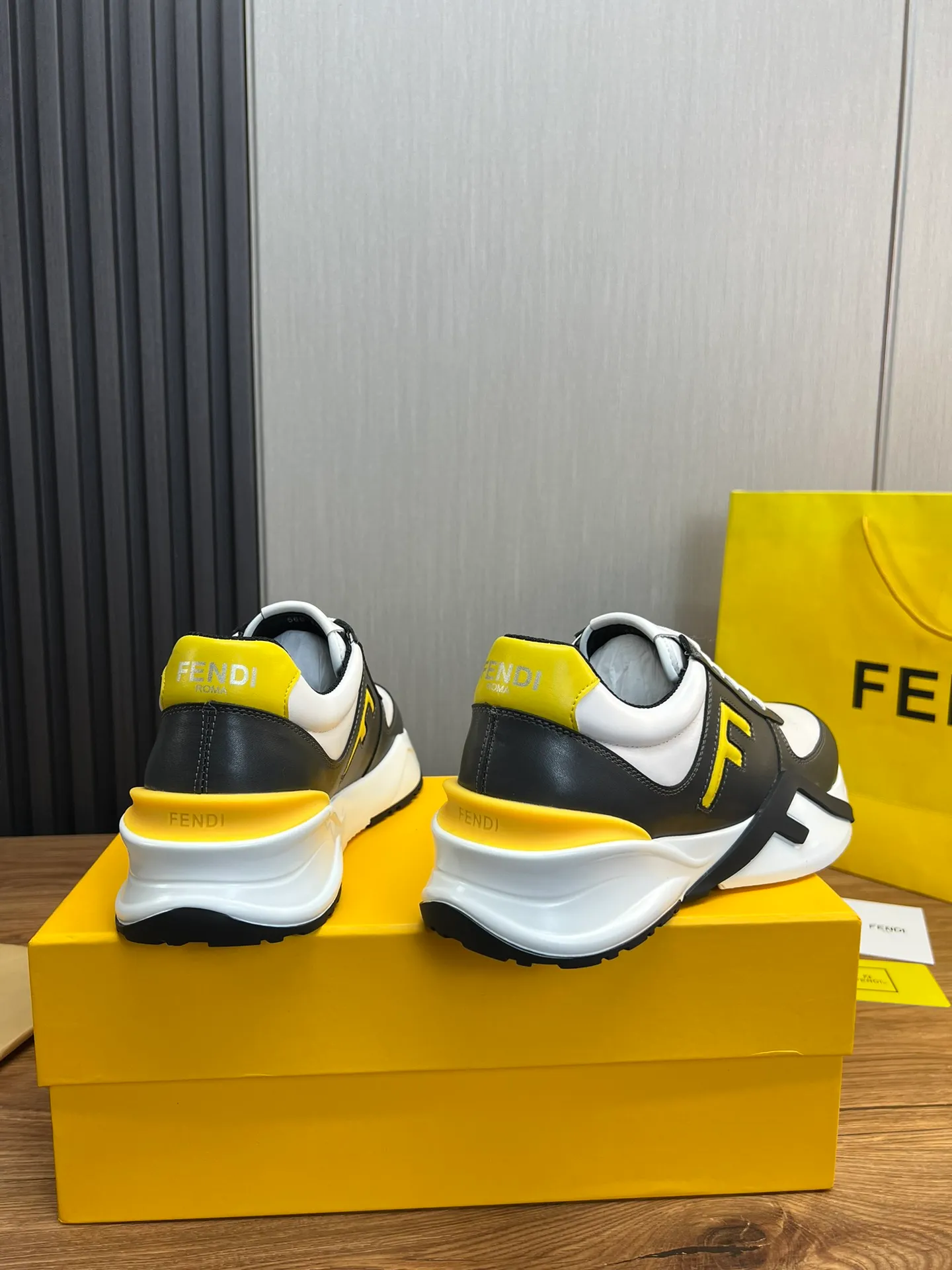 Men's shoes 💰520💰 Fendi [Fendi] hot style is on the market 🔥Fashionable casual men's shoes 🔱 Made of original cowhide + breathable mesh lining + sheepskin feet, perfect shape, top quality, you deserve it 🔜Original outsole, ultra-light, non-slip and wear-resistant 👣 Standard size 38-44 (customized in 45)